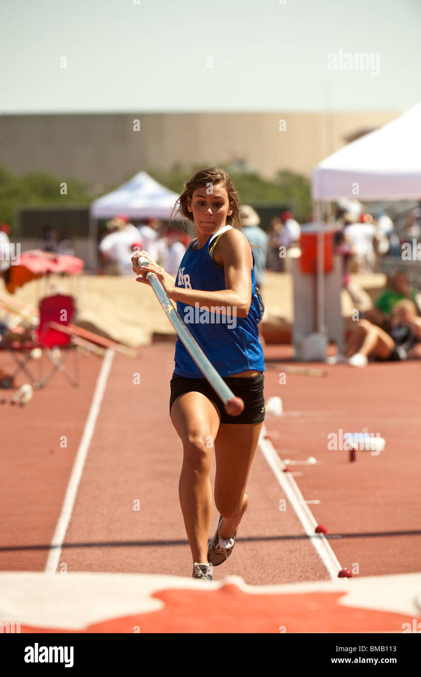 Athlète féminine de l'école secondaire anglophone participe à la perche au Texas high school championnat de l'état d'athlétisme à Austin. Banque D'Images