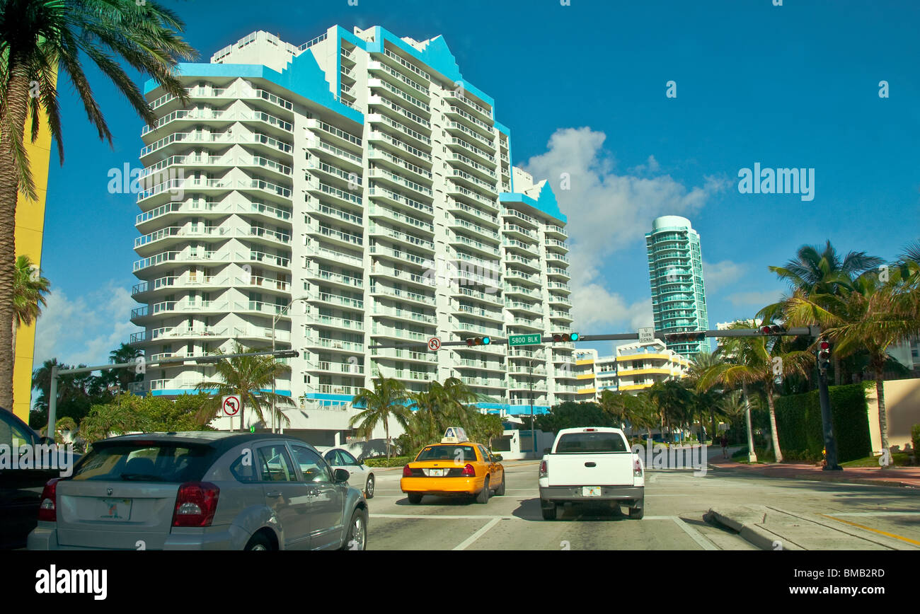 Appartements sur Collins Avenue à Miami Beach, Floride, USA Banque D'Images
