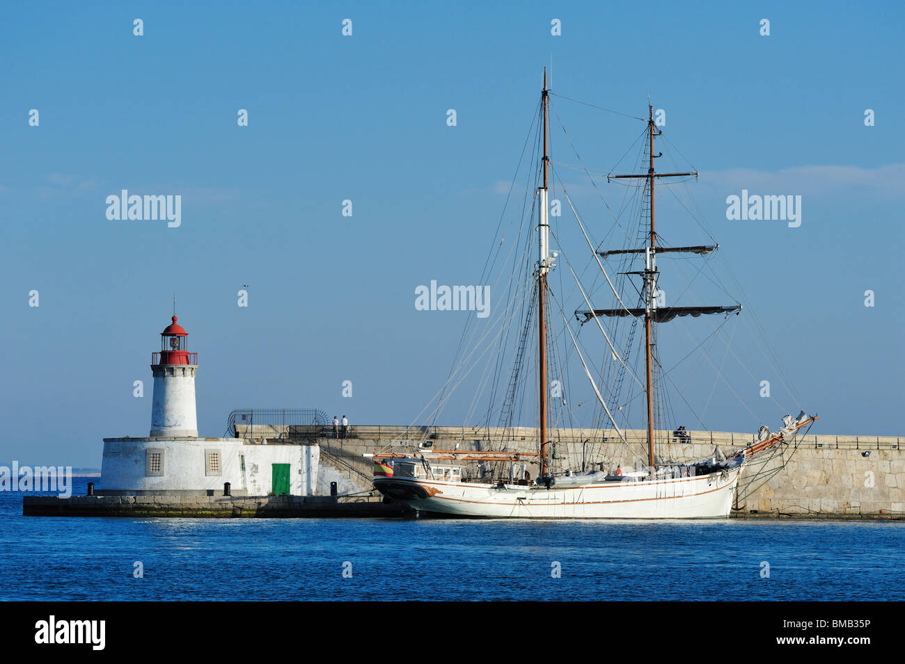 Phare et voilier dans le port de Ibiza ville, Ibiza Espagne Banque D'Images