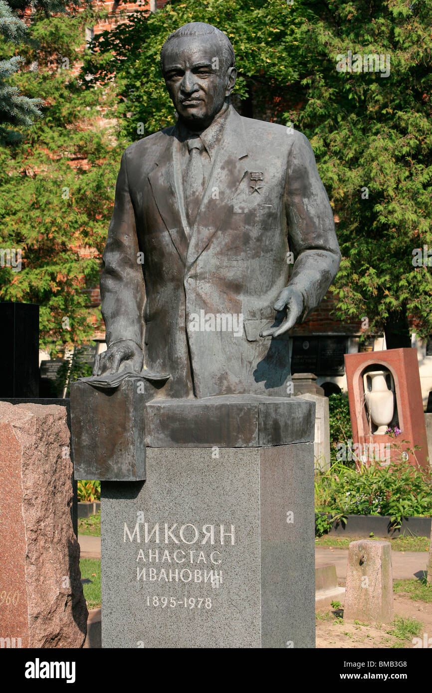 Tombe de l'homme d'Arménie soviétique Anastas Mikoyan (1895-1978) au cimetière de Novodievitchi Moscou, Russie Banque D'Images