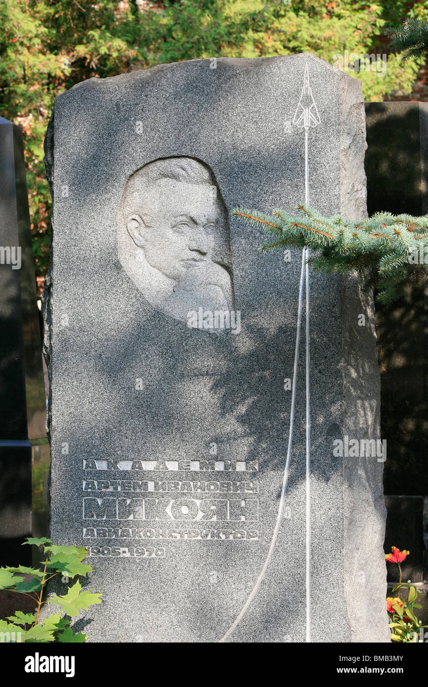Tombe de l'Arménie soviétique, concepteur d'avions Artem Ivanovitch Mikoyan (1905-1970) au cimetière de Novodievitchi Moscou, Russie Banque D'Images