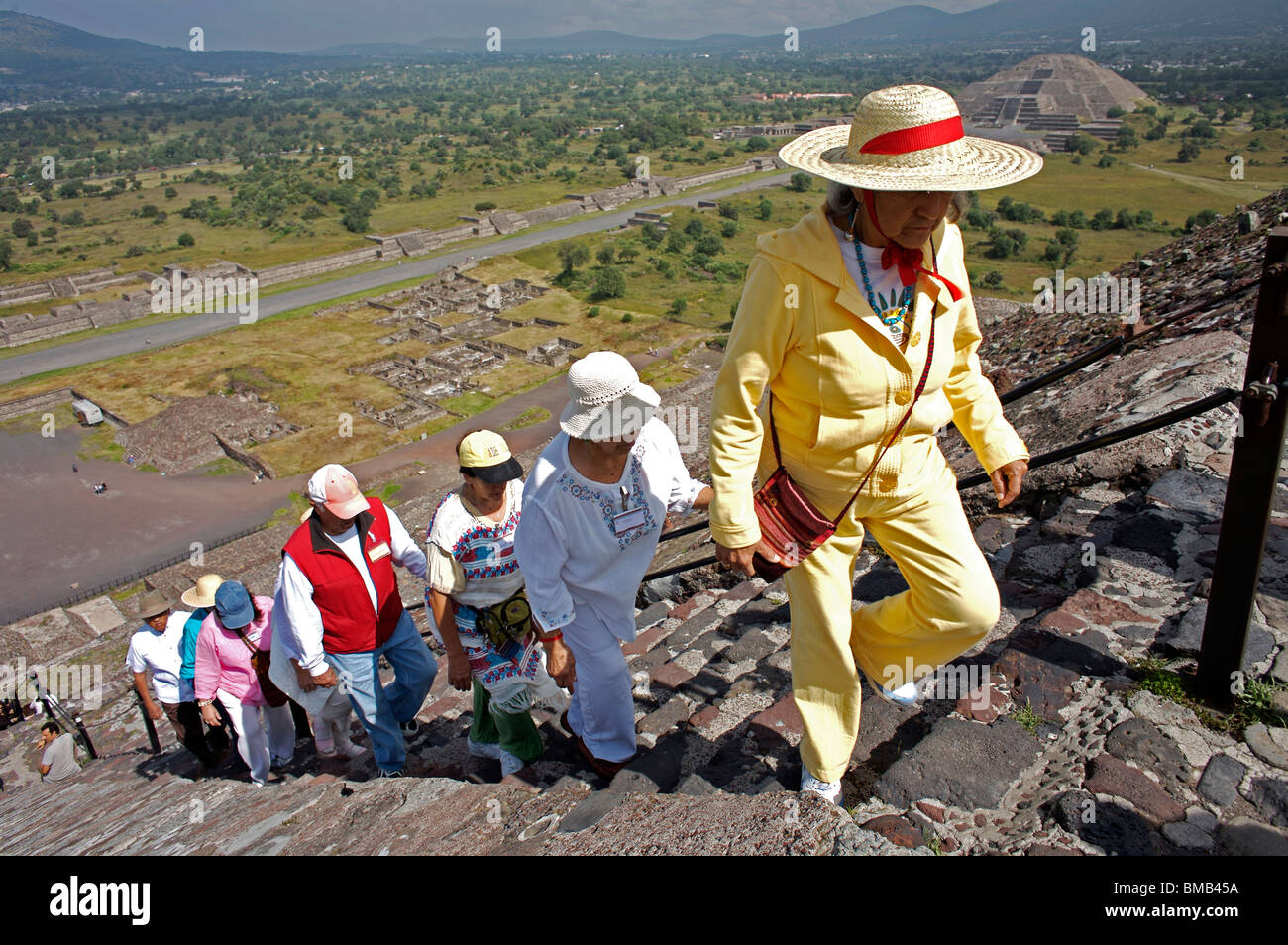 Les touristes à pied sur le haut de la pyramide du Soleil à Teotihuacan, Mexico. Banque D'Images