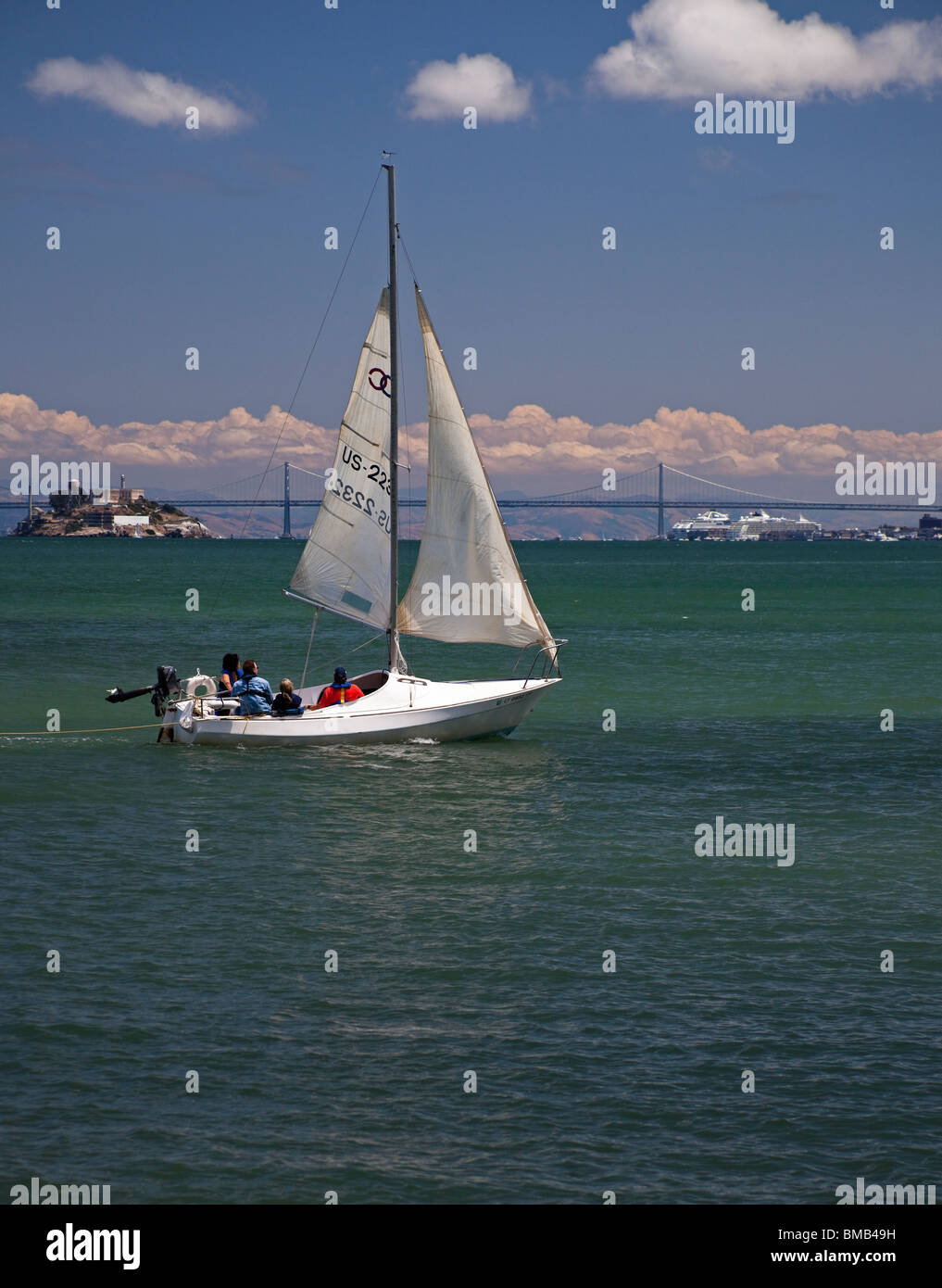 Yacht à voile plusieur bateaux dans la baie de San Francisco, avec le Pont de la baie en arrière-plan, California USA Banque D'Images