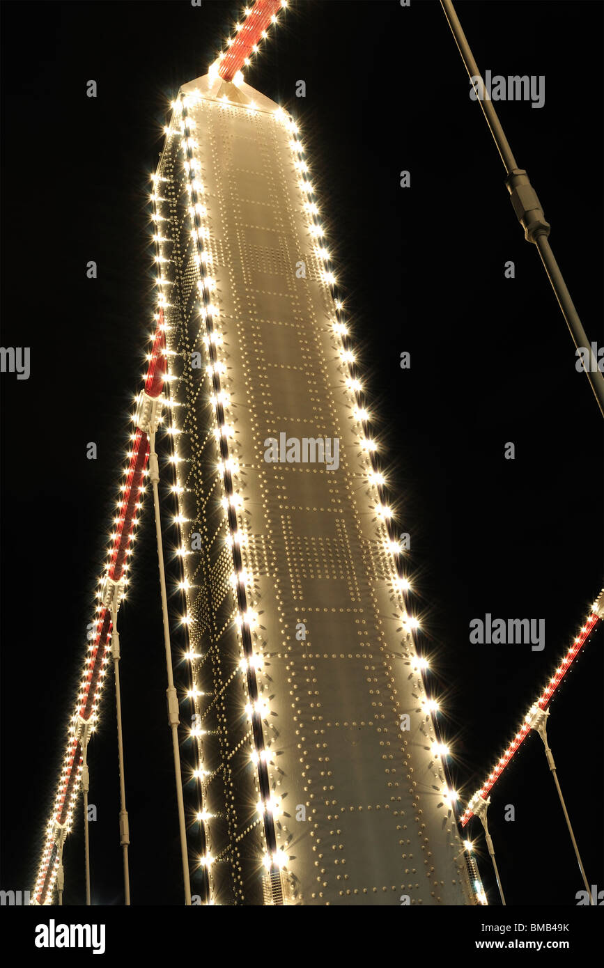 Les lumières à la tombée de la nuit, Chelsea Bridge, Londres, Royaume-Uni Banque D'Images