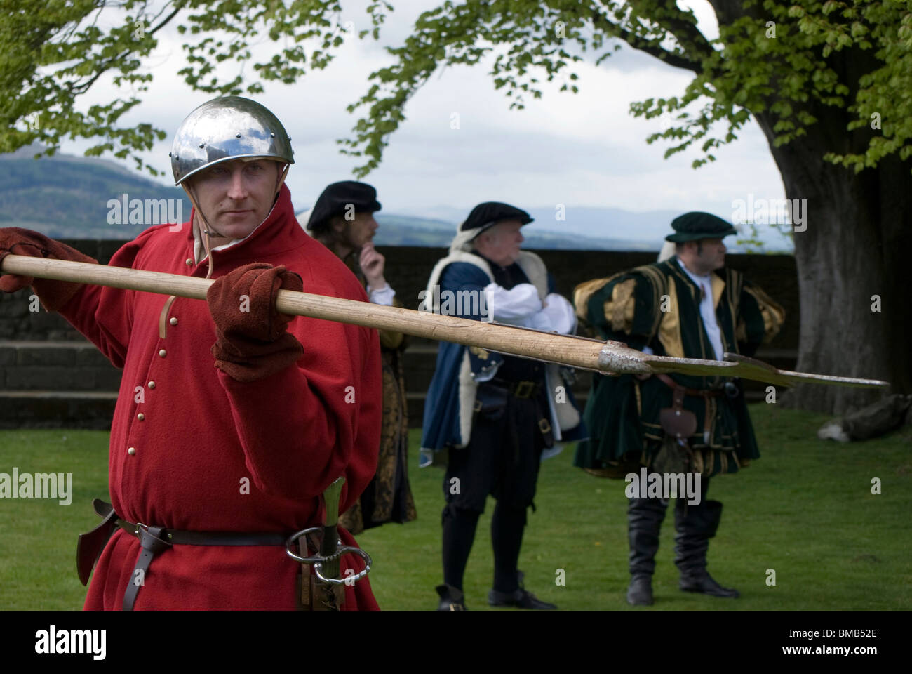 16e siècle soldat écossais de la garde la tenue d'un grand brochet, partie d'un événement historique au château de Stirling, Écosse. Banque D'Images