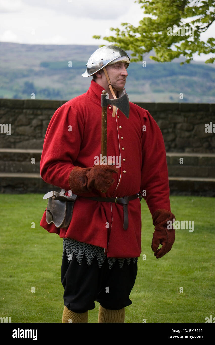16e siècle soldat écossais de la garde tenant une épée, le cadre d'un événement historique au château de Stirling, Écosse. Banque D'Images