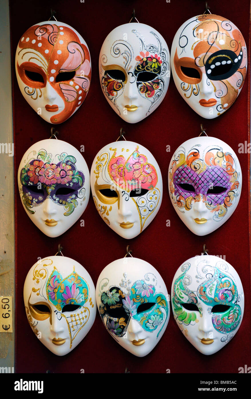 Les masques de carnaval neuf à vendre. Close up de trois rangées de trois. Bon modèle et couleurs Banque D'Images