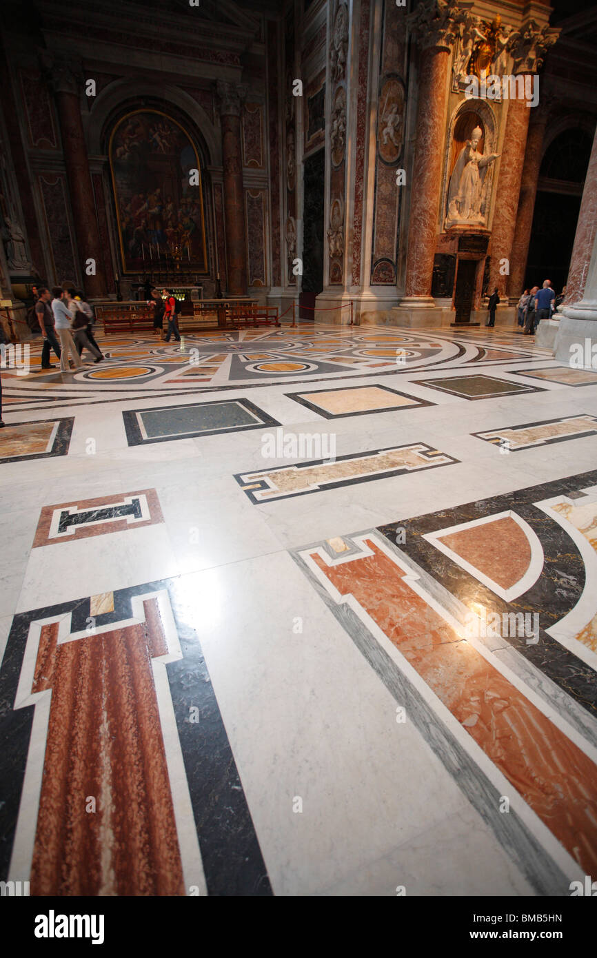 Une vue sur l'intérieur de la cathédrale de Saint-Pierre, Vatican, Rome, Italie Banque D'Images