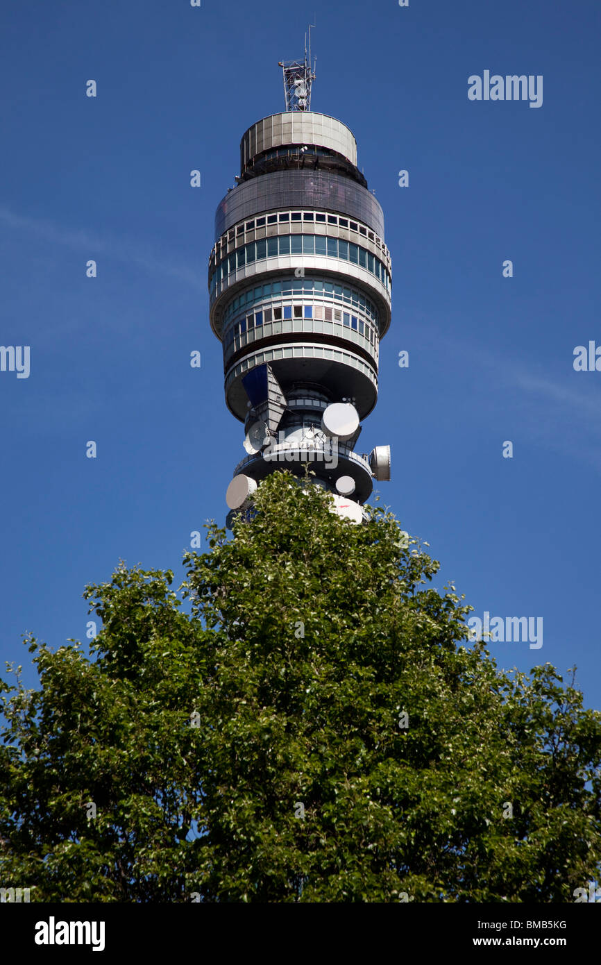 La British Telecom BT Tower dans le centre de Londres. Un établissement emblématique de la tour est situé au 60, rue Cleveland, Fitzrovia. Banque D'Images