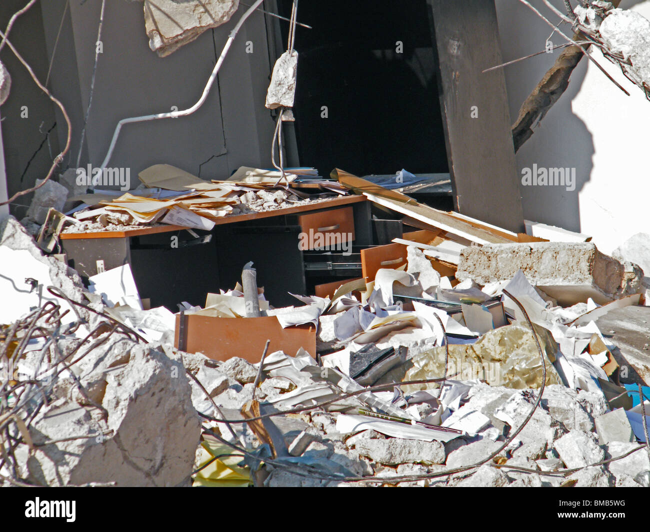 Un bureau se trouve au milieu des débris d'un bureau à Port-au-Prince après le séisme en Haïti Banque D'Images