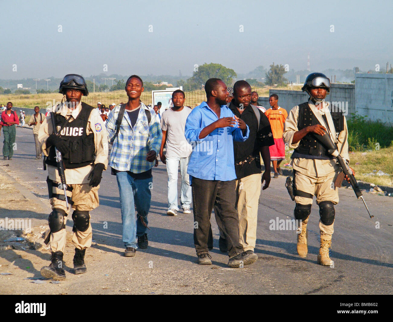 Les membres de la police nationale en patrouille à Port-au-Prince après le séisme en Haïti Banque D'Images