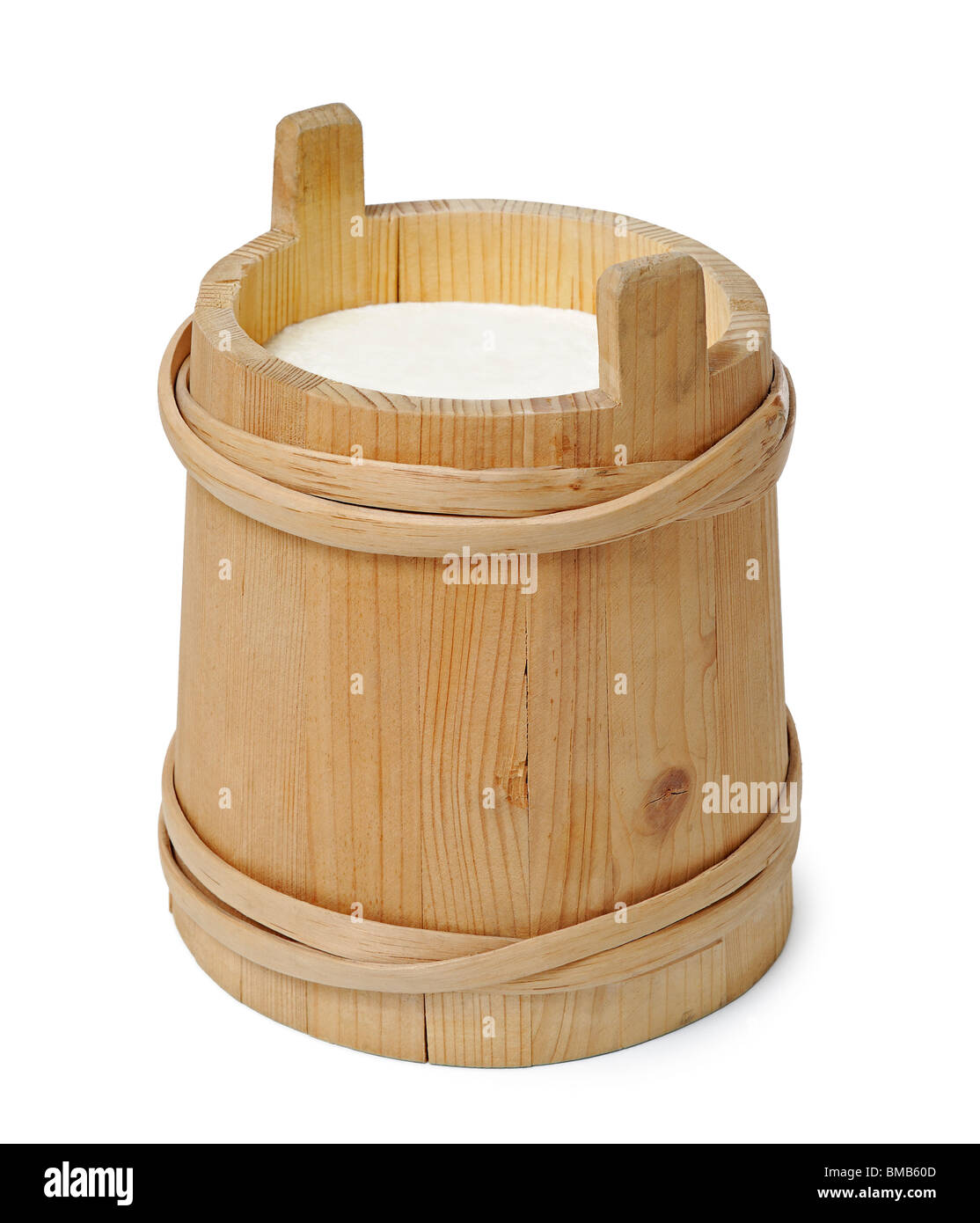 Seau de lait, Découper. Seau de lait traditionnel en bois. Banque D'Images