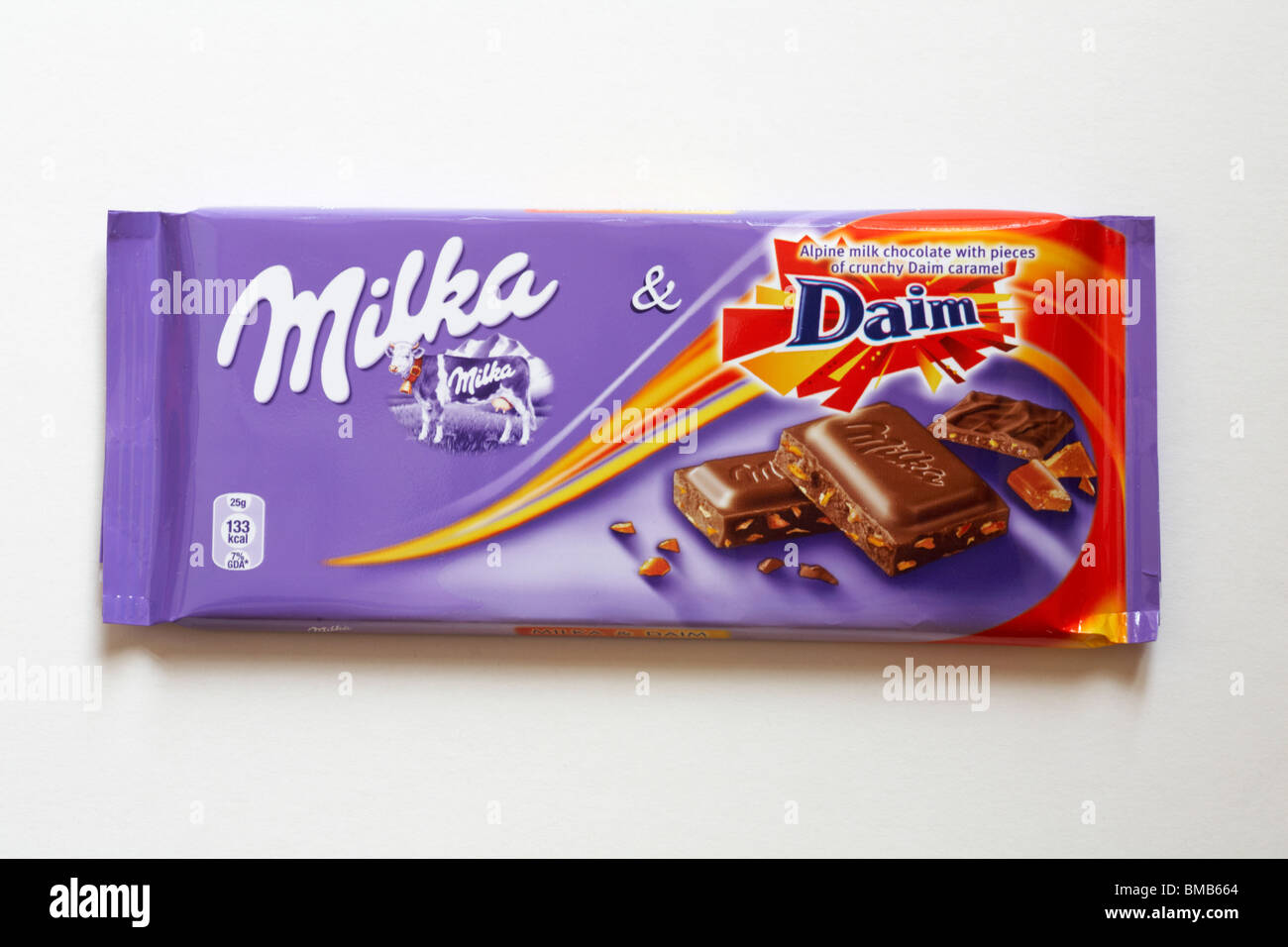 Milka Daim et barre de chocolat - chocolat au lait alpin avec des morceaux de caramel croquant Daim isolé sur fond blanc Banque D'Images