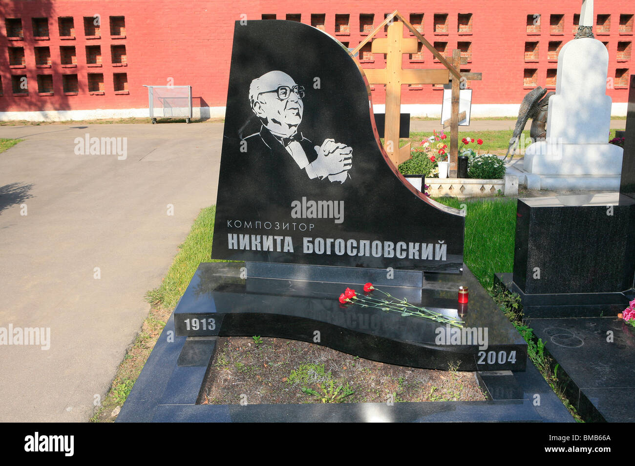 Tombe du compositeur de musique russe soviétique Nikita Vladimirovitch Bogoslovsky (1913-2004) au cimetière de Novodievitchi Moscou, Russie Banque D'Images