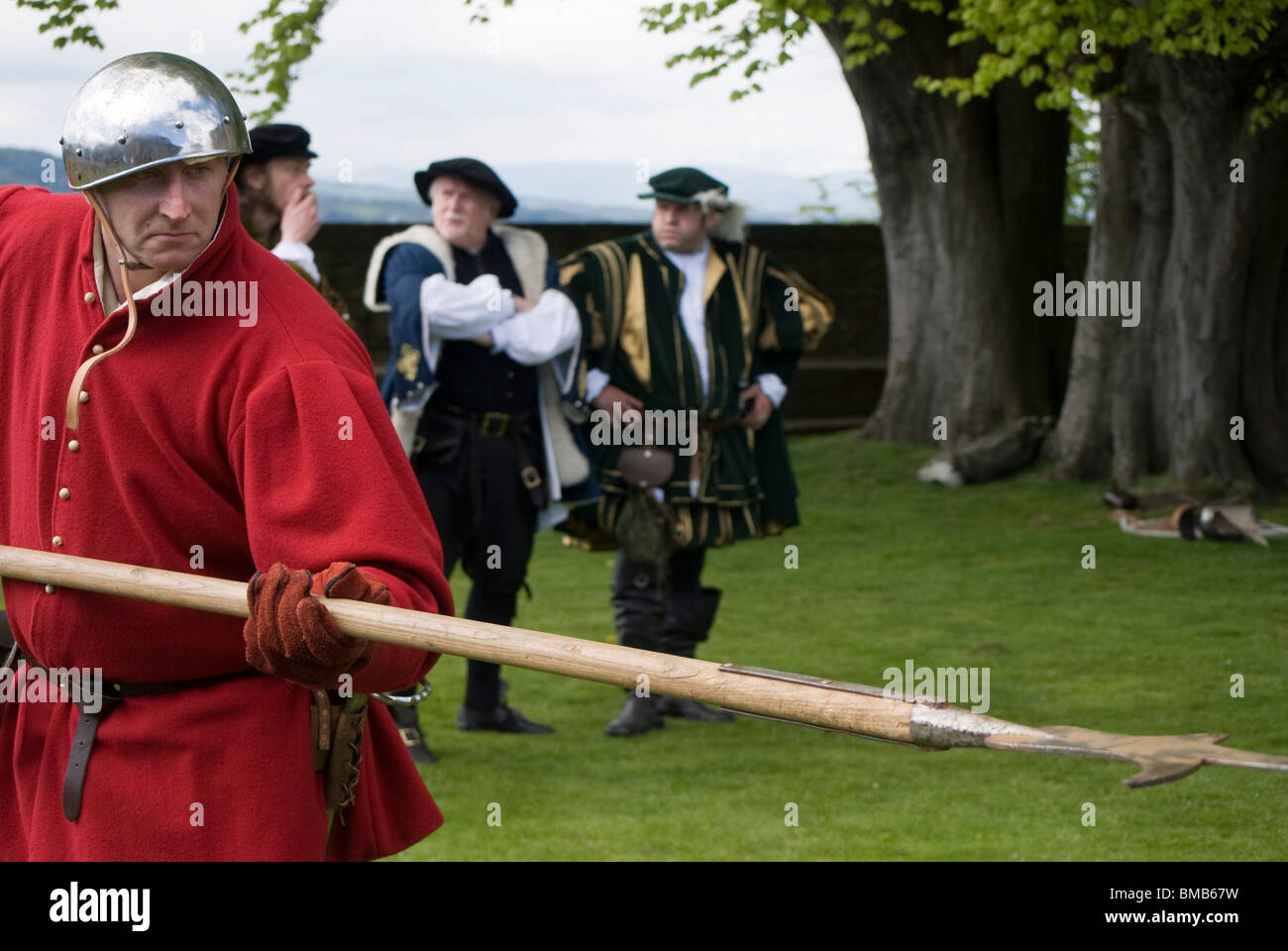 16e siècle soldat écossais de la garde la tenue d'un grand brochet, partie d'un événement historique au château de Stirling, Écosse. Banque D'Images