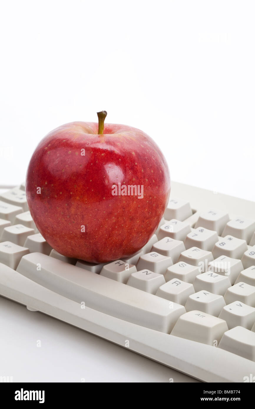 Clavier de l'ordinateur et red apple close up Banque D'Images