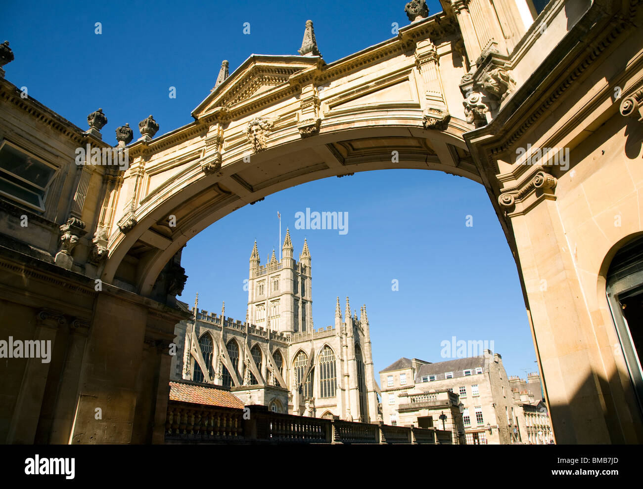 Vue de l'abbaye sous une arche et un ciel bleu profond, Baignoire Banque D'Images