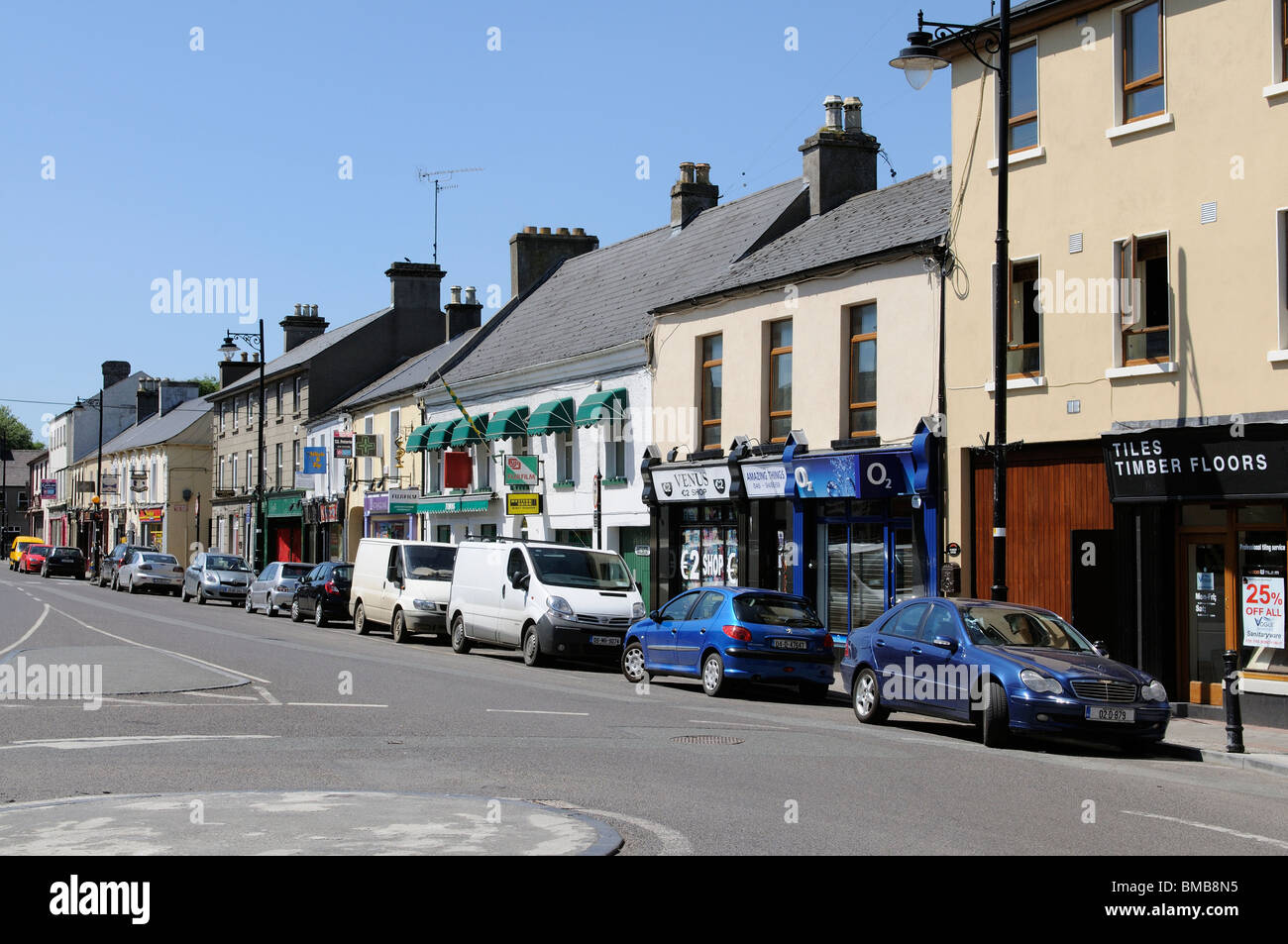 Market Street dans le centre historique de la ville de Trim County Meath Irlande. La ville est située au nord-ouest de Dublin Banque D'Images