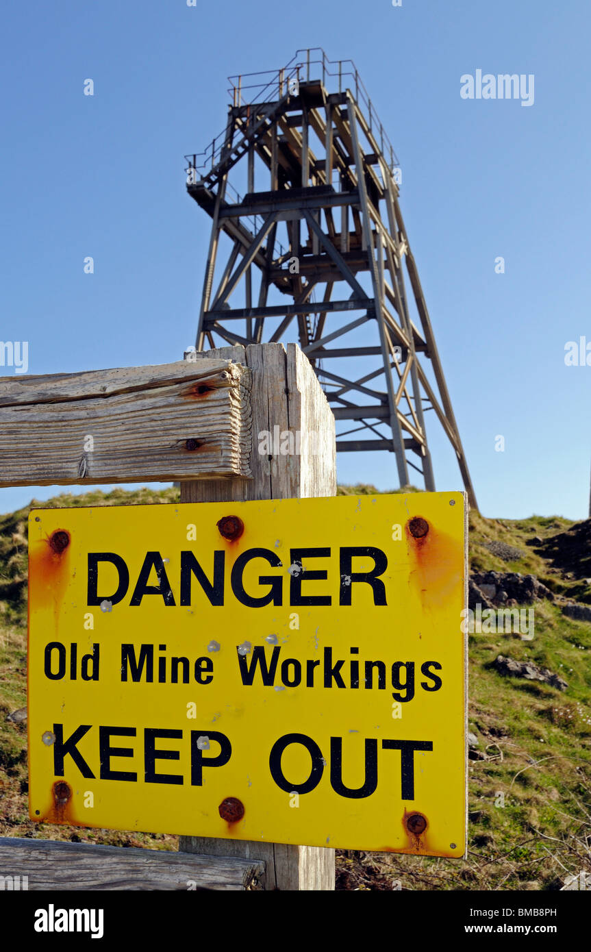 Un panneau danger à une ancienne mine d'étain en Cornwall, uk Banque D'Images