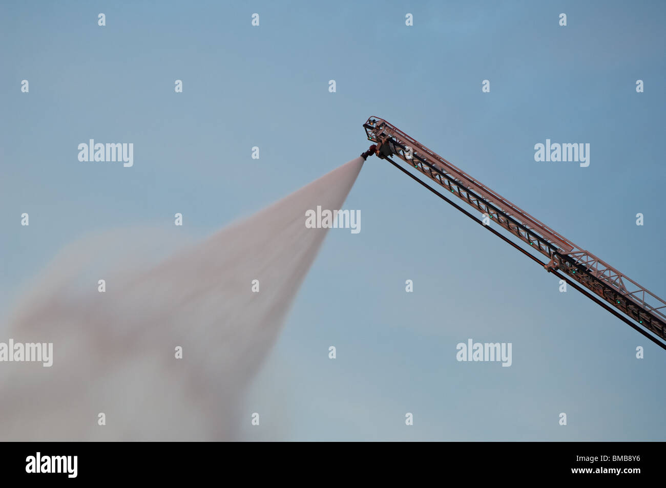 Un incendie contrôlé à distance de pulvérisation buse de la partie supérieure de l'eau d'un camion d'incendie et de l'échelle du poste de l'espace. Pour copier. Banque D'Images