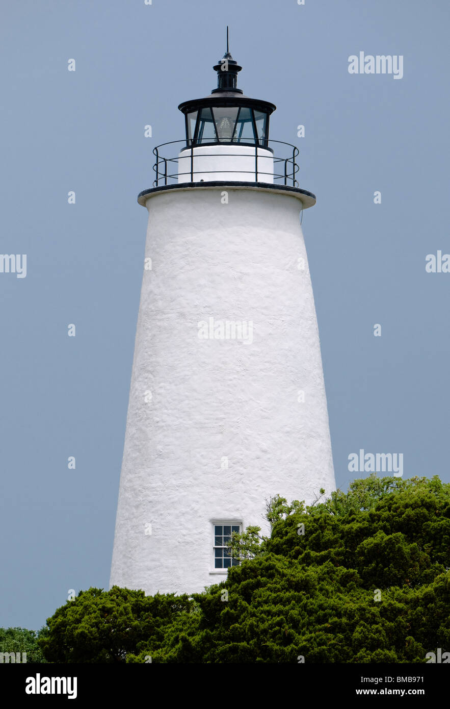 L'Ocracoke Lighthouse est la seule station de lumière dans l'Outer Banks qui a un pas de rotation de la lumière qui brille en 360 degrés.li Banque D'Images