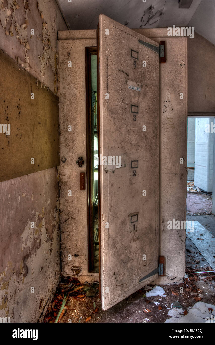 La morgue d'un réfrigérateur ou chambre froide dans un hôpital  psychiatrique à l'abandon Photo Stock - Alamy