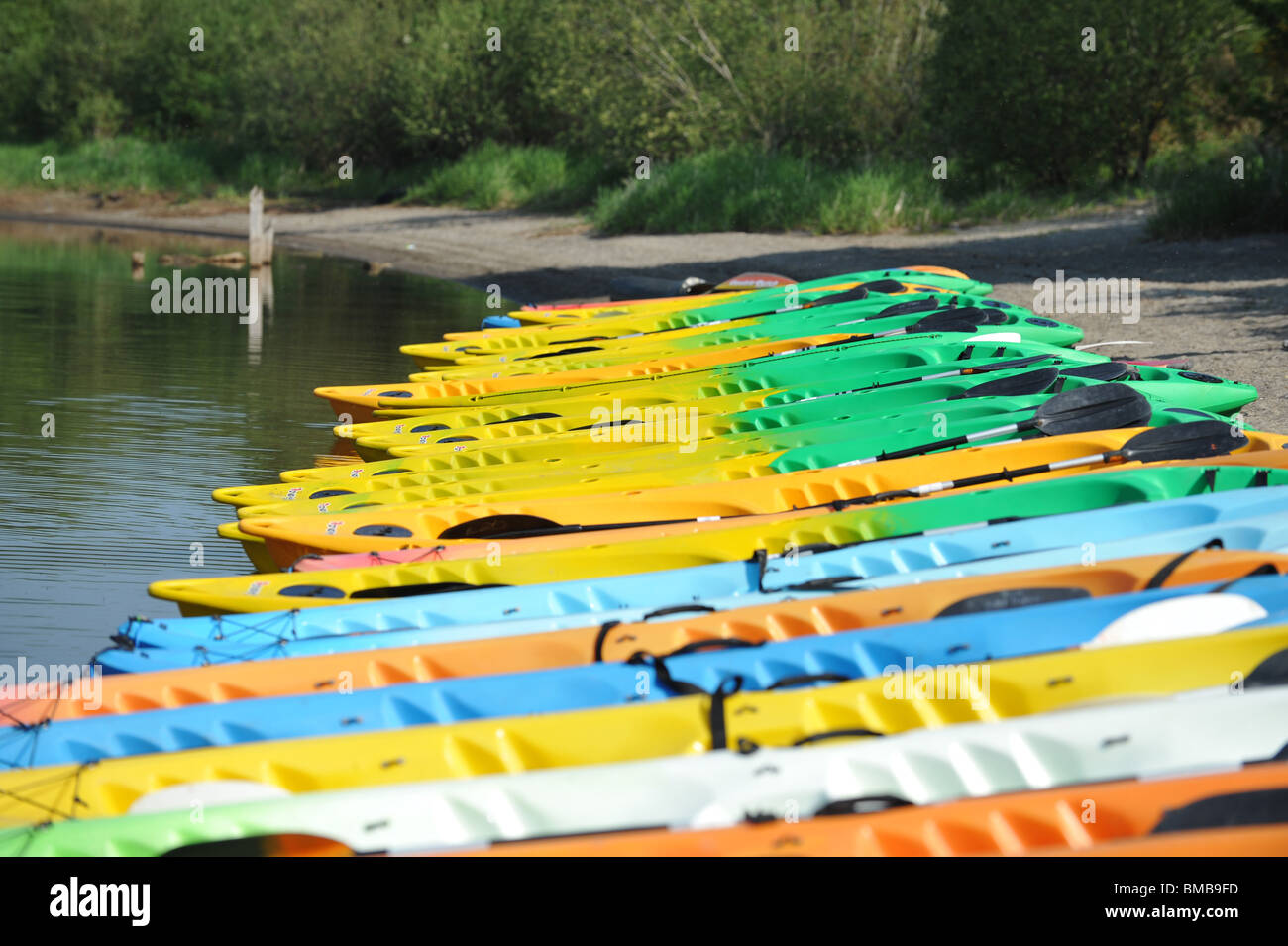 De nombreux kayaks colorés sur la plage près du lac Banque D'Images