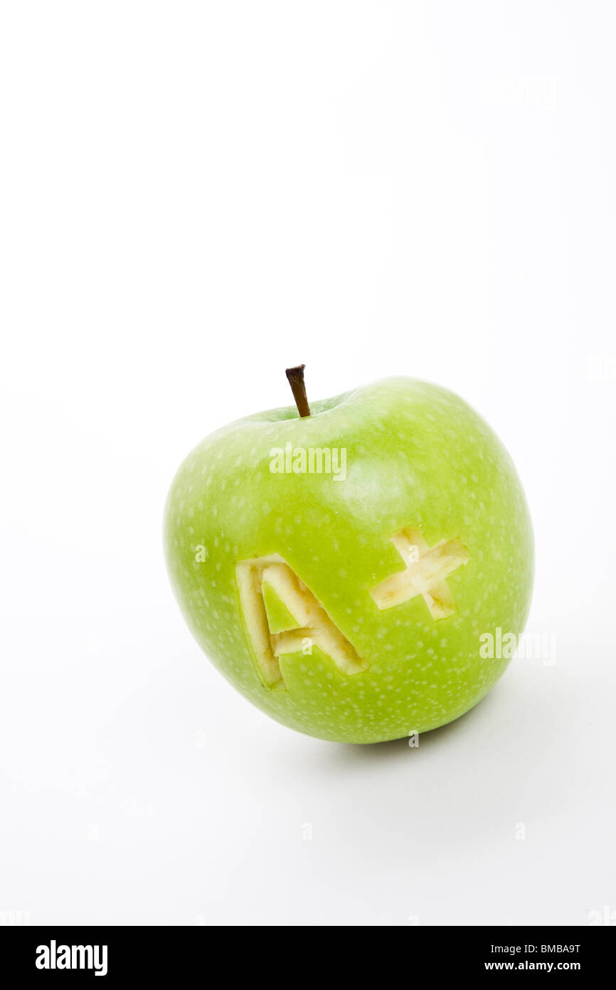 La pomme verte et un signe plus, Concept de l'apprentissage Banque D'Images