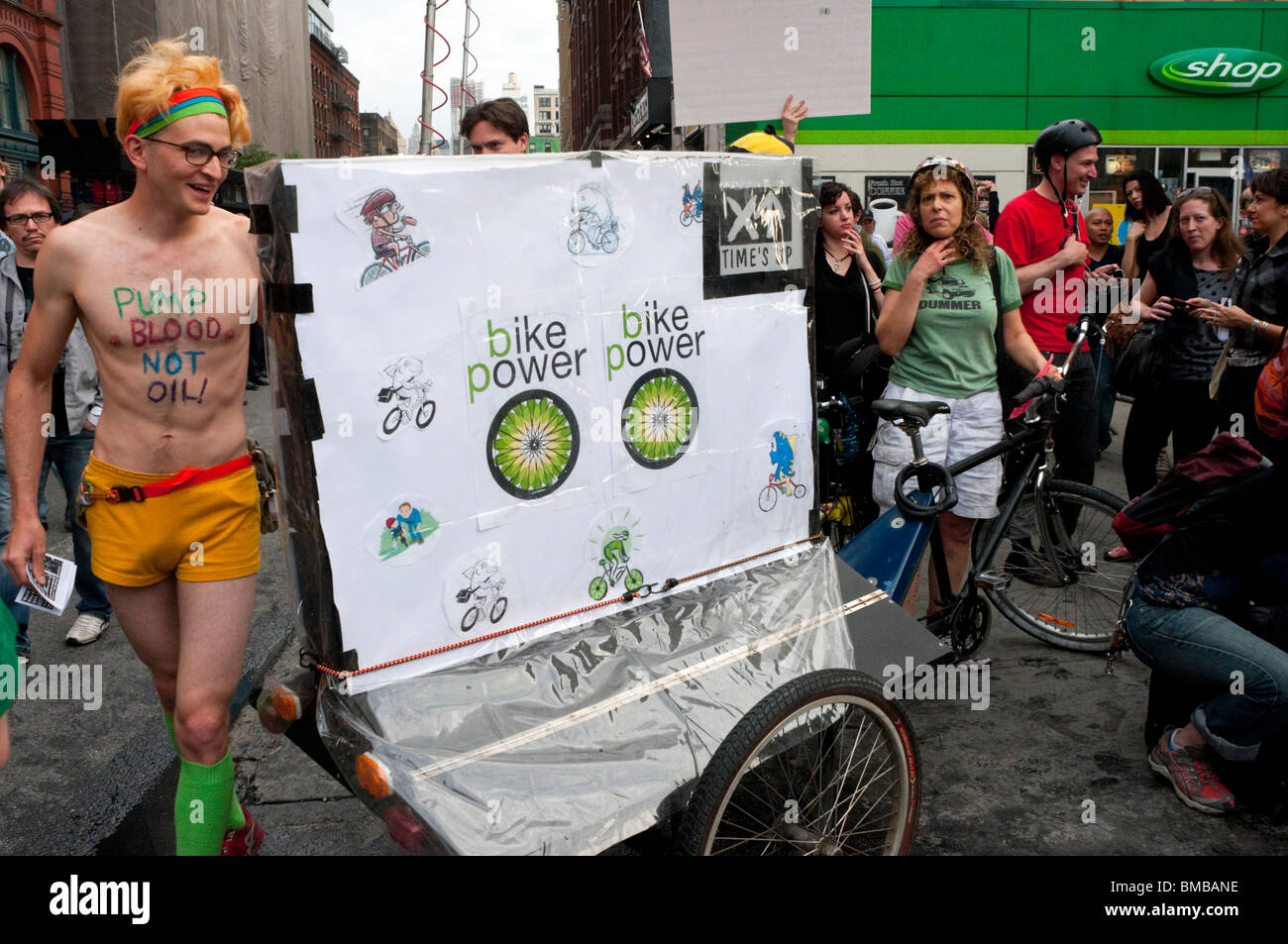 New York, NY Times-Up se joint à protester contre BP oil spill ©Stacy Walsh Rosenstock/Alamy Banque D'Images