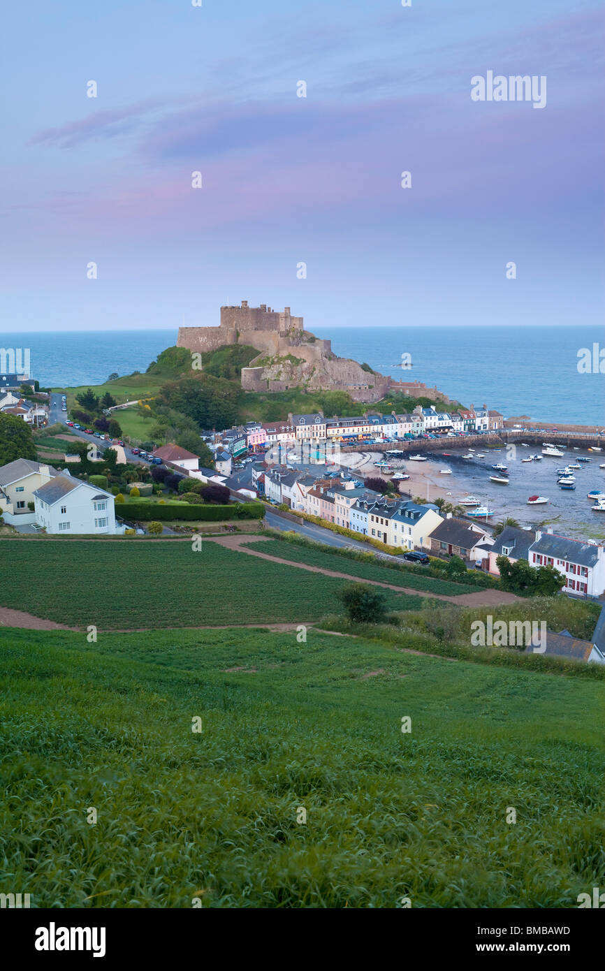 Mont Orgueil Castle, surplombant la baie de Grouville Gorey, Jersey, Channel Islands Banque D'Images