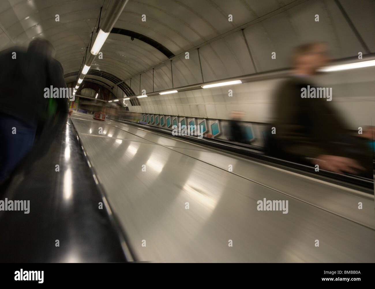Sur l'escalator Londres sous terre avec les gens monter et descendre Banque D'Images
