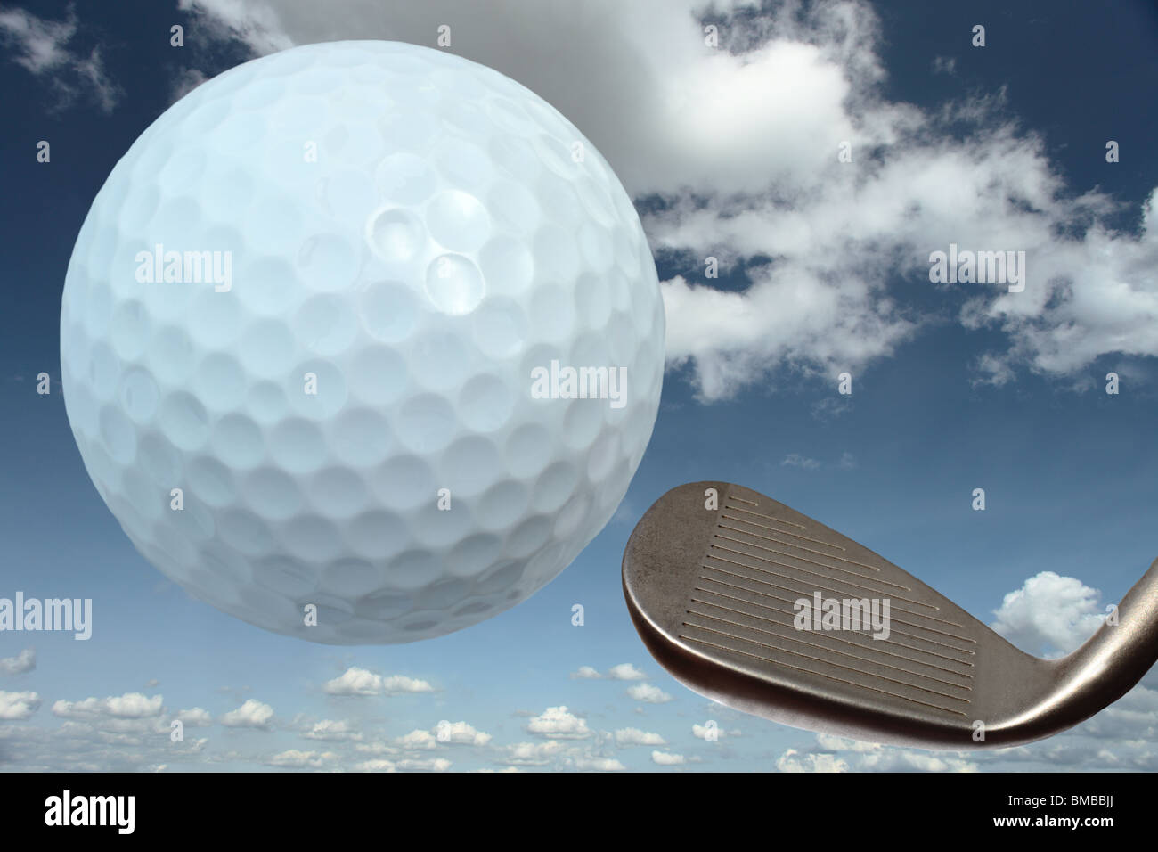 Close up d'une balle de golf comme frappées par le club de fer derrière. Banque D'Images