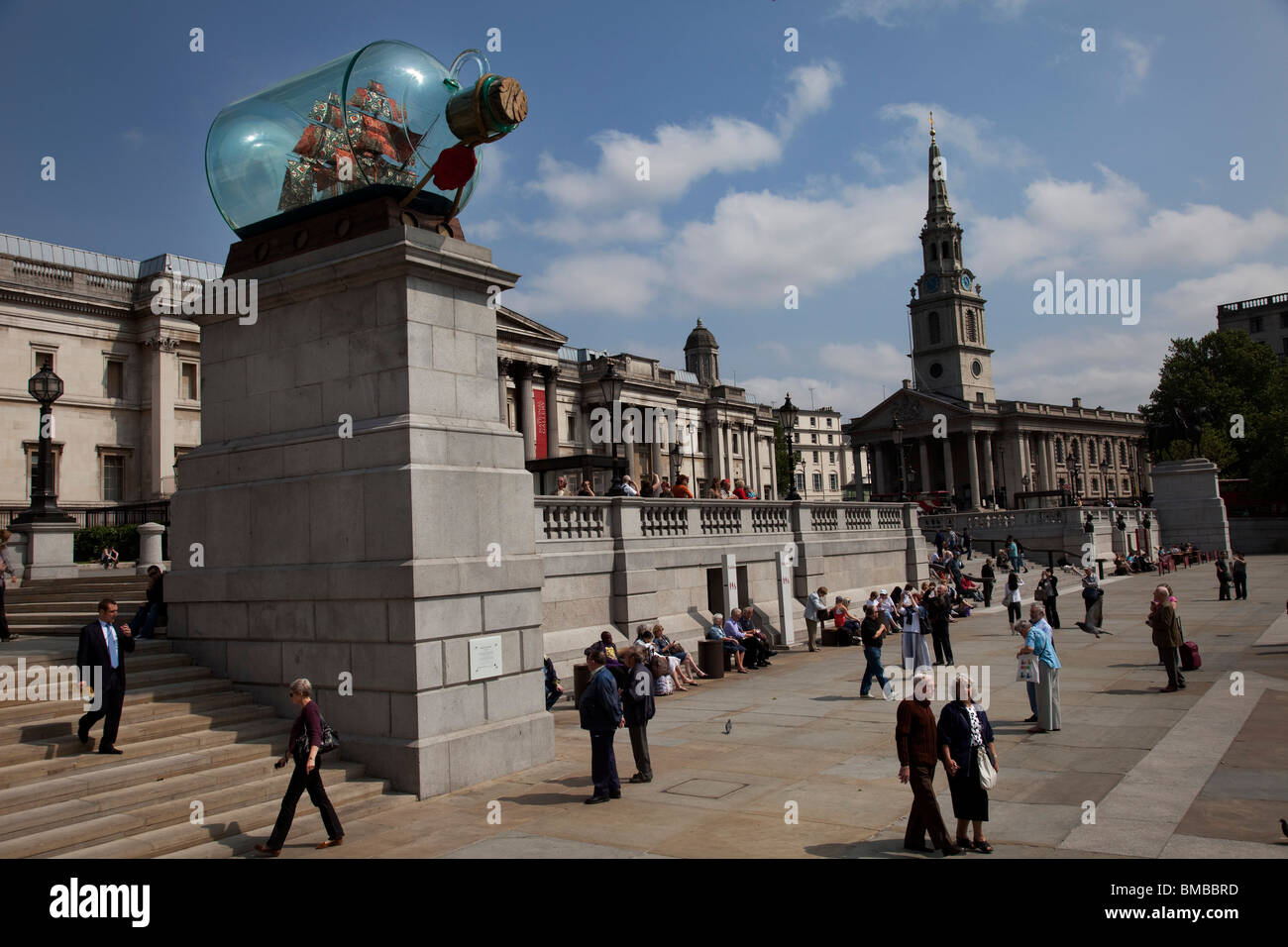 La victoire dans une bouteille faite par l'artiste Yinka Shonibare. Le quatrième socle. Trafalgar Square, Londres. Banque D'Images