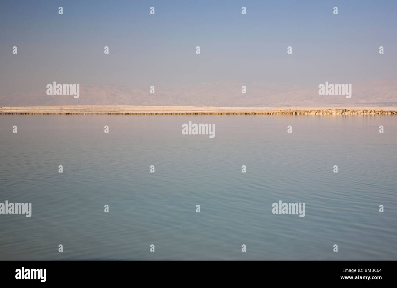 La Mer Morte - Israel - en voyant la Jordanie sur l'Horizon Banque D'Images