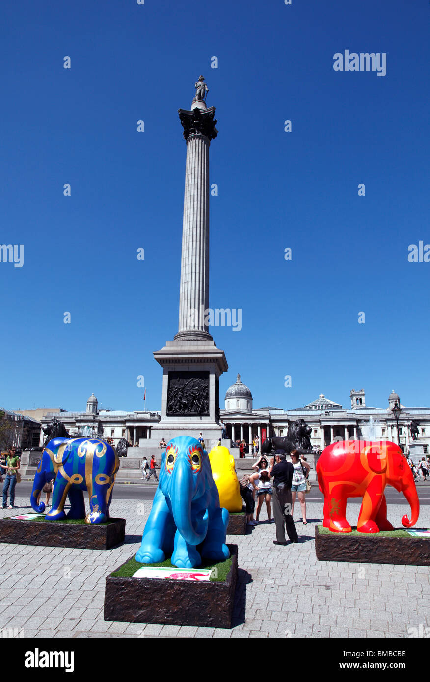 Les éléphants modèle à Trafalgar Square, décoré pour vente aux enchères de bienfaisance à Sotheby's Londres. Banque D'Images