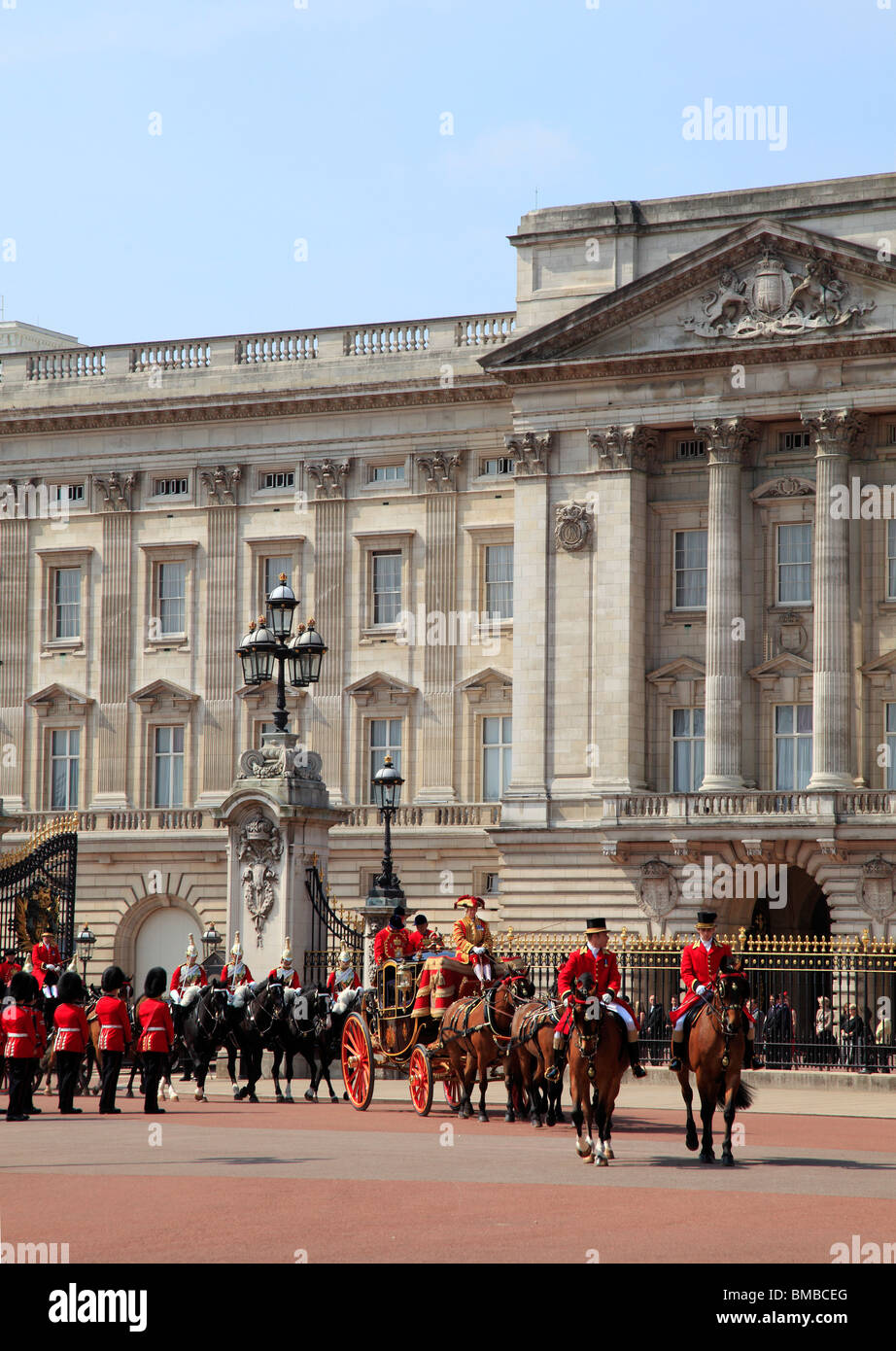 Royal Coach et les chevaux quittent le palais de Buckingham à Londres Banque D'Images