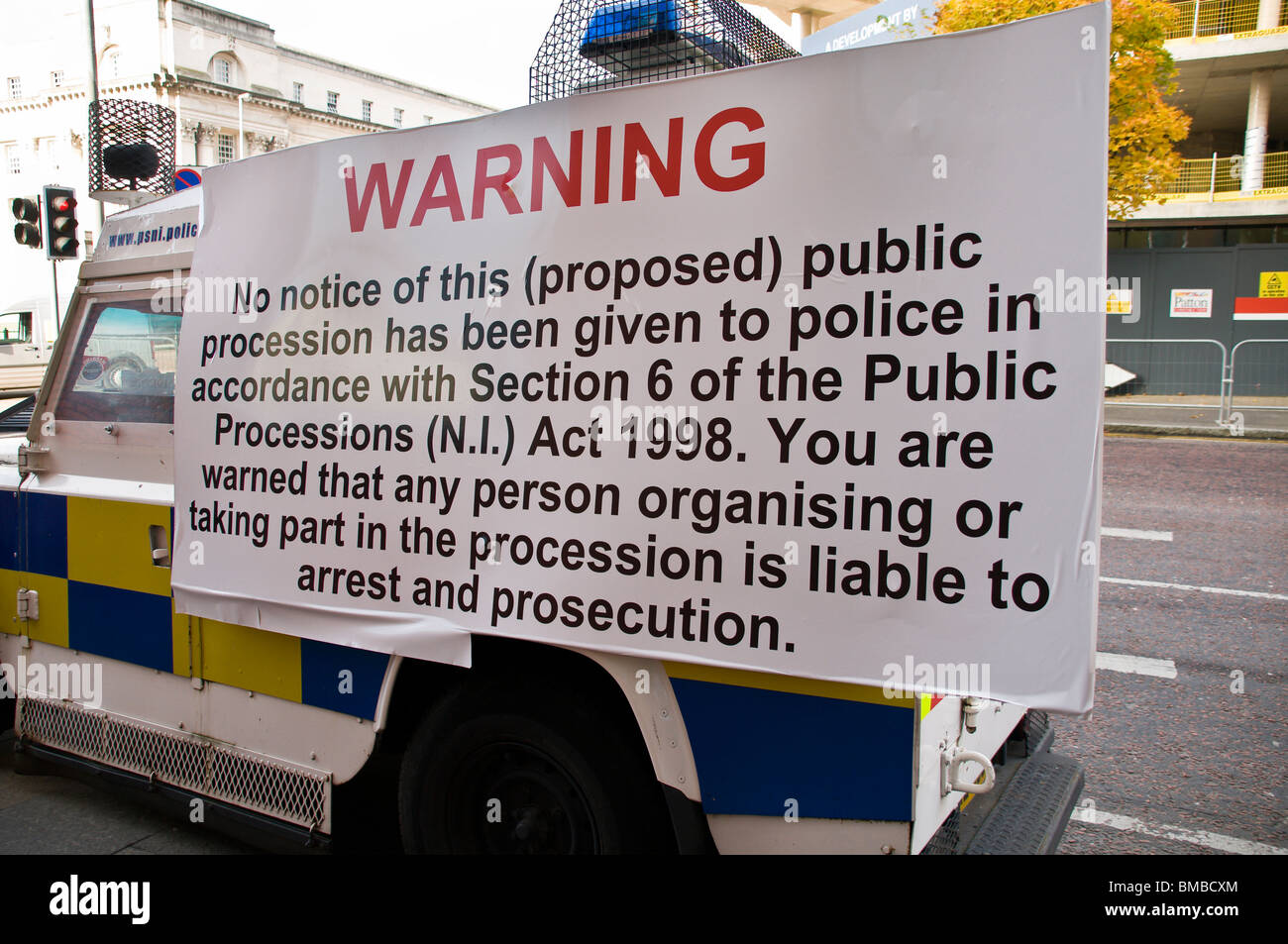 Avertissement sur le côté d'un Landrover police avertissement contre une procession non autorisée Banque D'Images