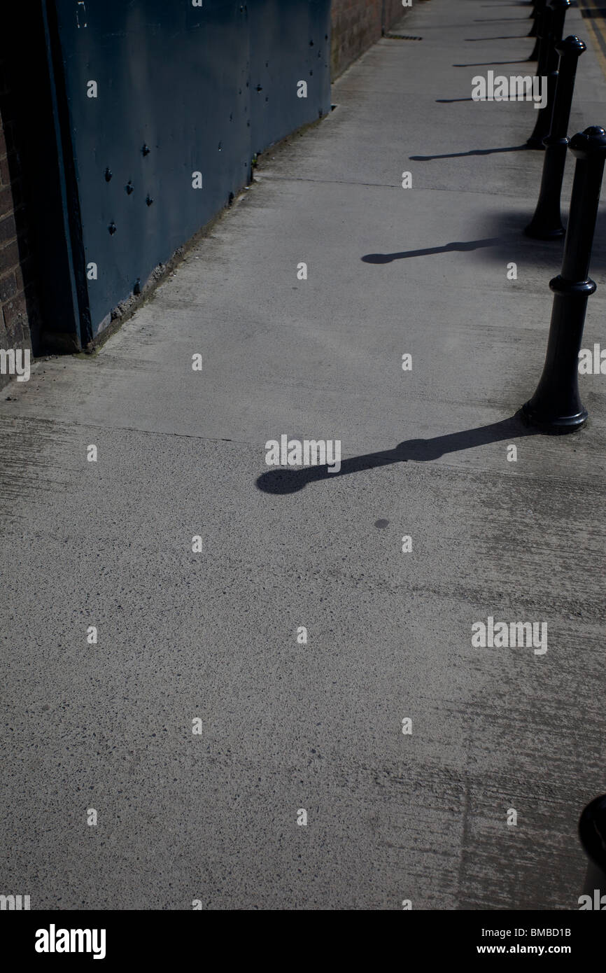 Trottoir avec ombre, des Docklands de Dublin, Irlande Banque D'Images