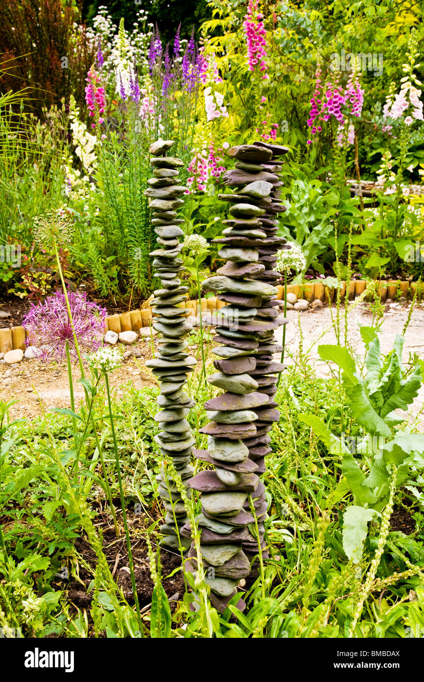 Sculpture en pierre ou l'art de jardin dans le chemin de la vie dans les rameaux Jardin jardins en Swindon, Wiltshire, England, UK Banque D'Images