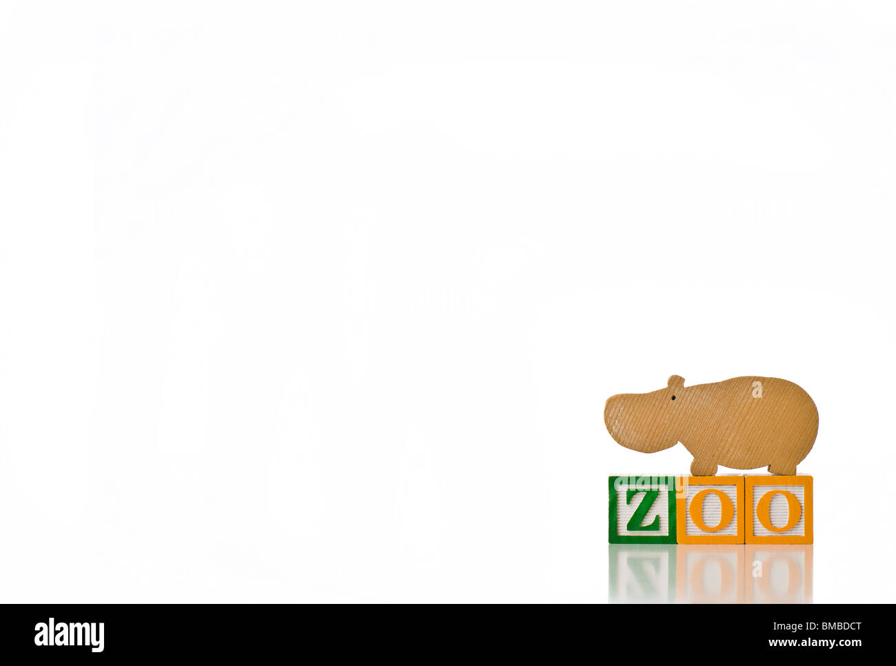 Enfants colorés blocks spelling ZOO avec un hippopotame Banque D'Images