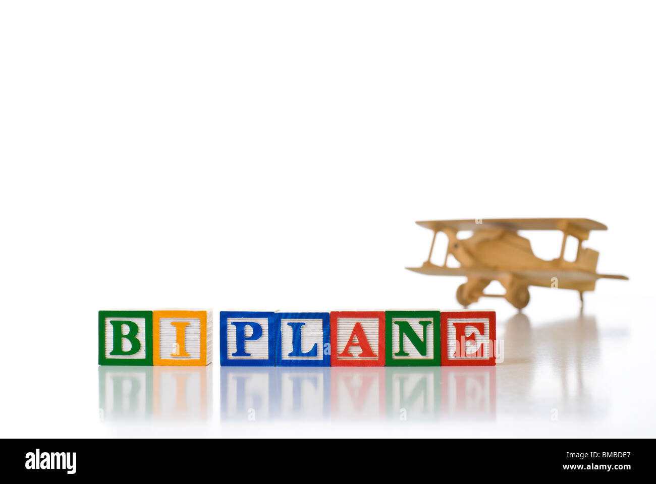 Enfants colorés blocks spelling TOY avion avec un jouet avion en bois Banque D'Images Enfants colorés blocks spelling TOY avion avec un jouet avion en bois Banque D'Images