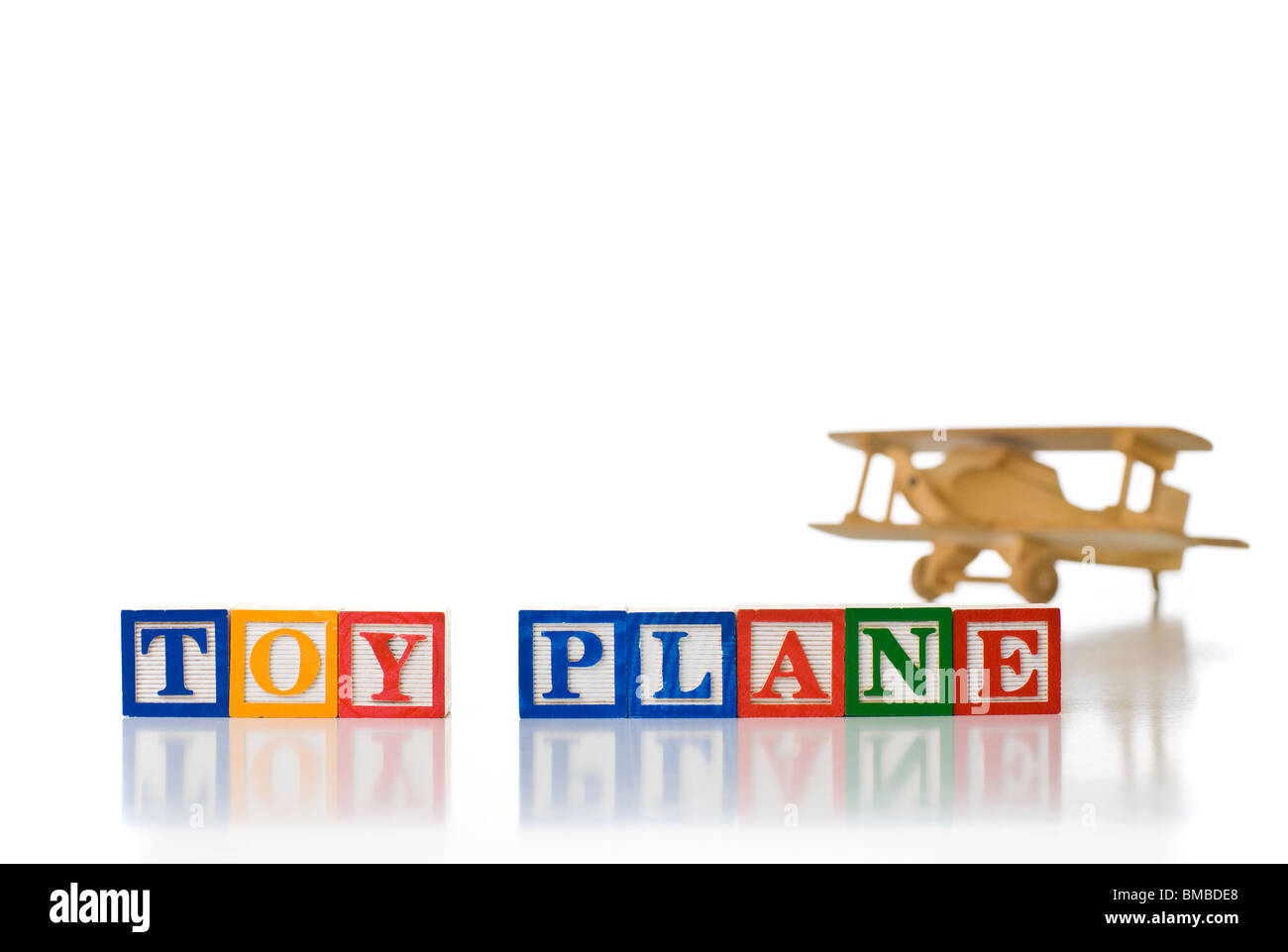 Enfants colorés blocks spelling TOY avion avec un jouet avion en bois Banque D'Images Enfants colorés blocks spelling TOY avion avec un jouet avion en bois Banque D'Images