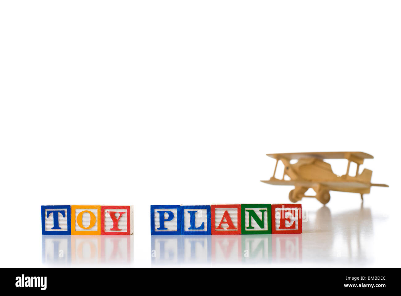 Enfants colorés blocks spelling TOY avion avec un jouet avion en bois Banque D'Images Enfants colorés blocks spelling TOY avion avec un jouet avion en bois Banque D'Images
