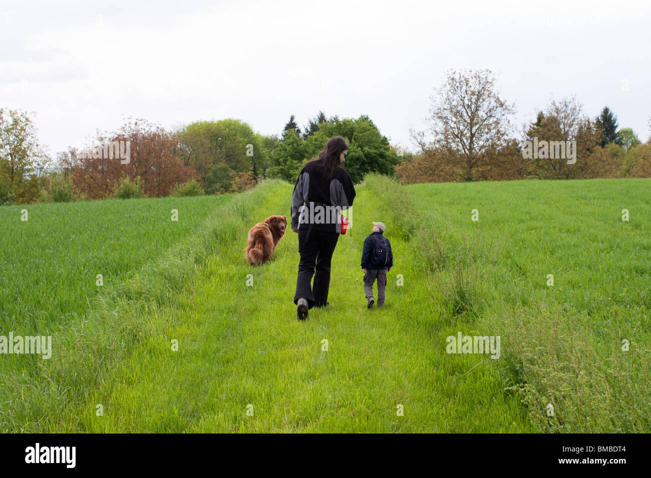 Femme et homme de petite taille avec un chien Banque D'Images