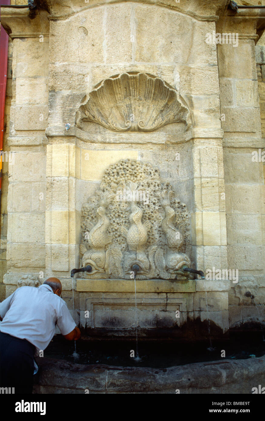 Narbonne France Languedoc-Roussillon St Just et St pasteur Fontaine Boire de l'homme de la Cathédrale Banque D'Images