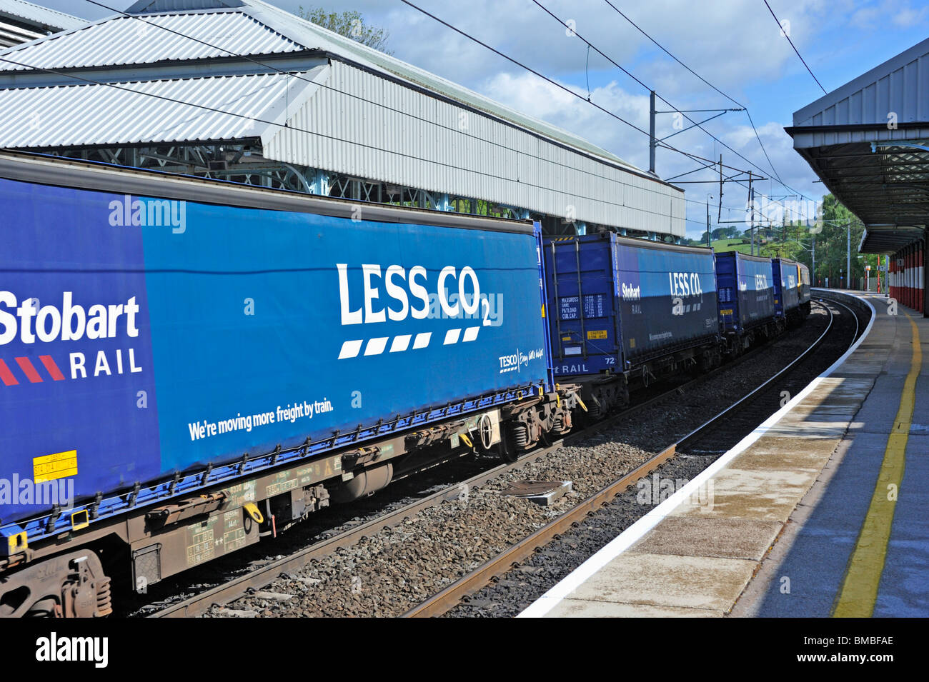 Tesco' moins de CO2' conteneur train de marchandises. West Coast Main Line. Oxenholme, Cumbria, Angleterre, Royaume-Uni l'Europe. Banque D'Images