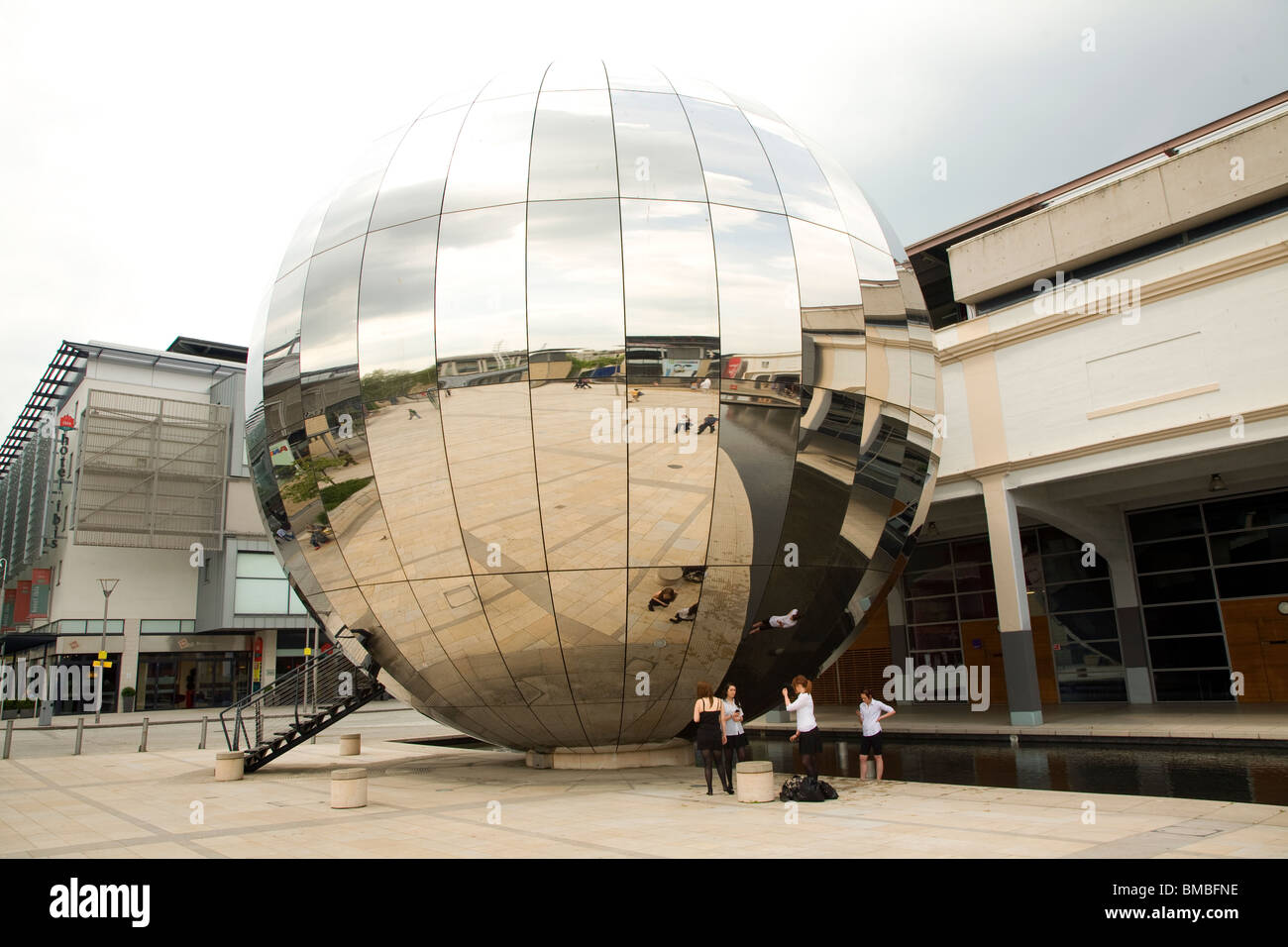 Grand 'disco' mirror ball, Millenium Square, Bristol Banque D'Images