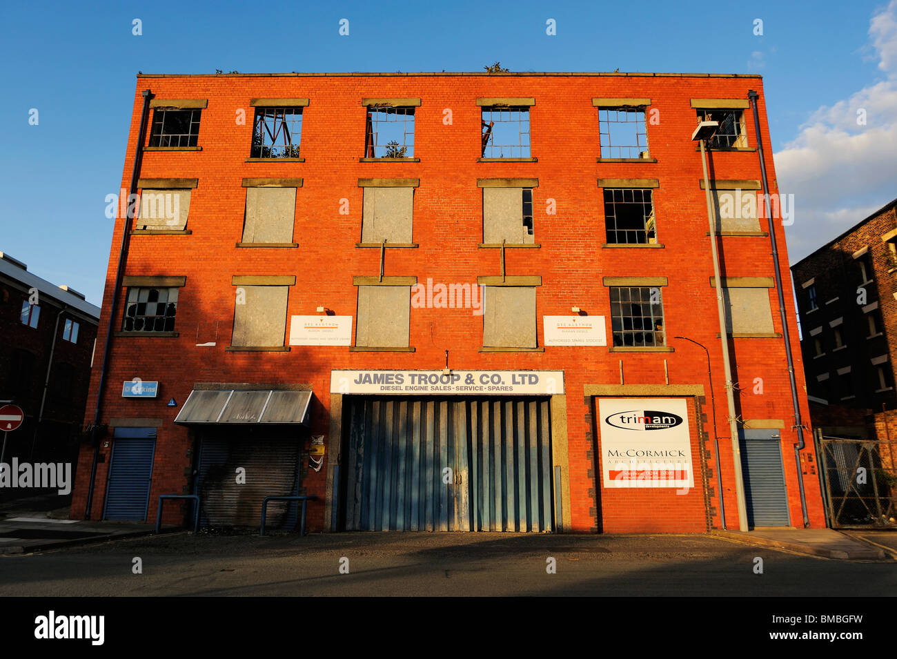 Bâtiments en ruine sur Sefton Street, l'une des routes dock, à Liverpool. Banque D'Images