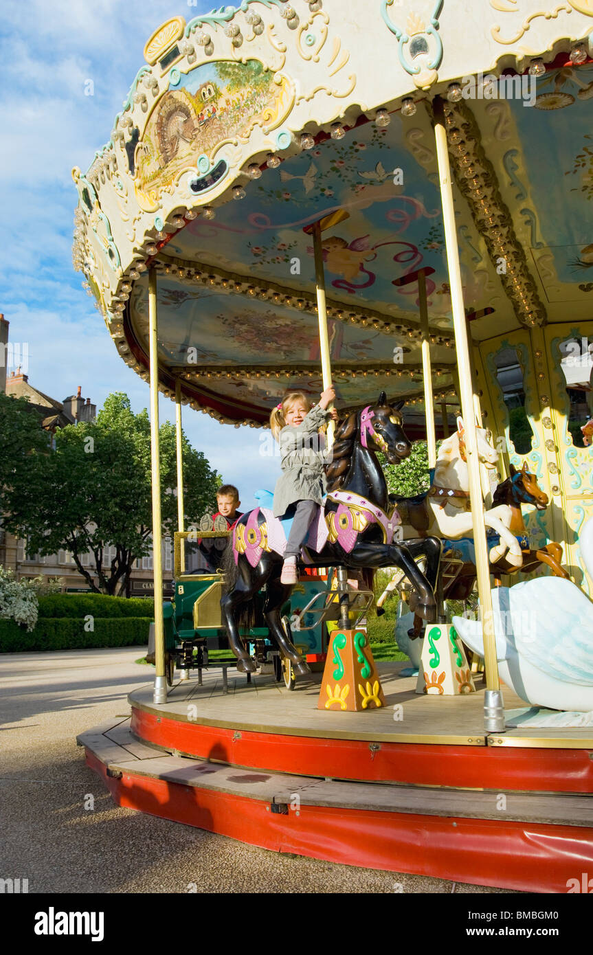 Enfants jouant sur un carrousel Banque D'Images