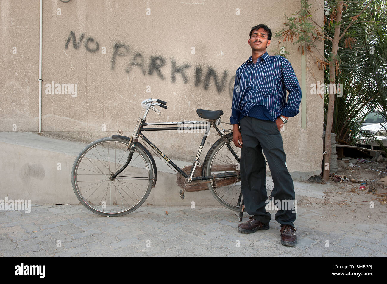 L'homme avec son vélo à Al Quoz, Dubaï Banque D'Images